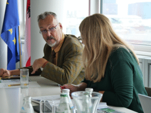 20250804 OeBR Koenigsberger Ludwig c OeBR 11 Ein Mann und eine Frau nebeneinander an einem Besprechungstisch und diskutieren.