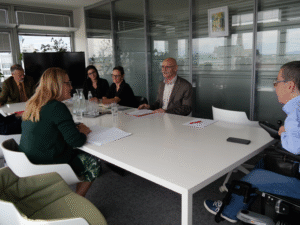 20250804 OeBR Koenigsberger Ludwig c OeBR 2 Eine Gruppe Menschen sitzt an einem Besprechungstisch, Franz Groschan spricht mit der Staatssekretärin.