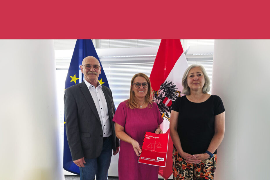 Ein Mann im Anzug und zwei Frauen, die mittlere präsentiert den Forderungskatalog des KOBV. Im Hintergrund die Flaggen der EU und Österreichs.