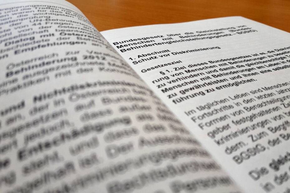 BGStG Aufgeschlagenes Buch mit einem Gesetzestext, das Bundes-Behindertengleichstellungsgesetz
